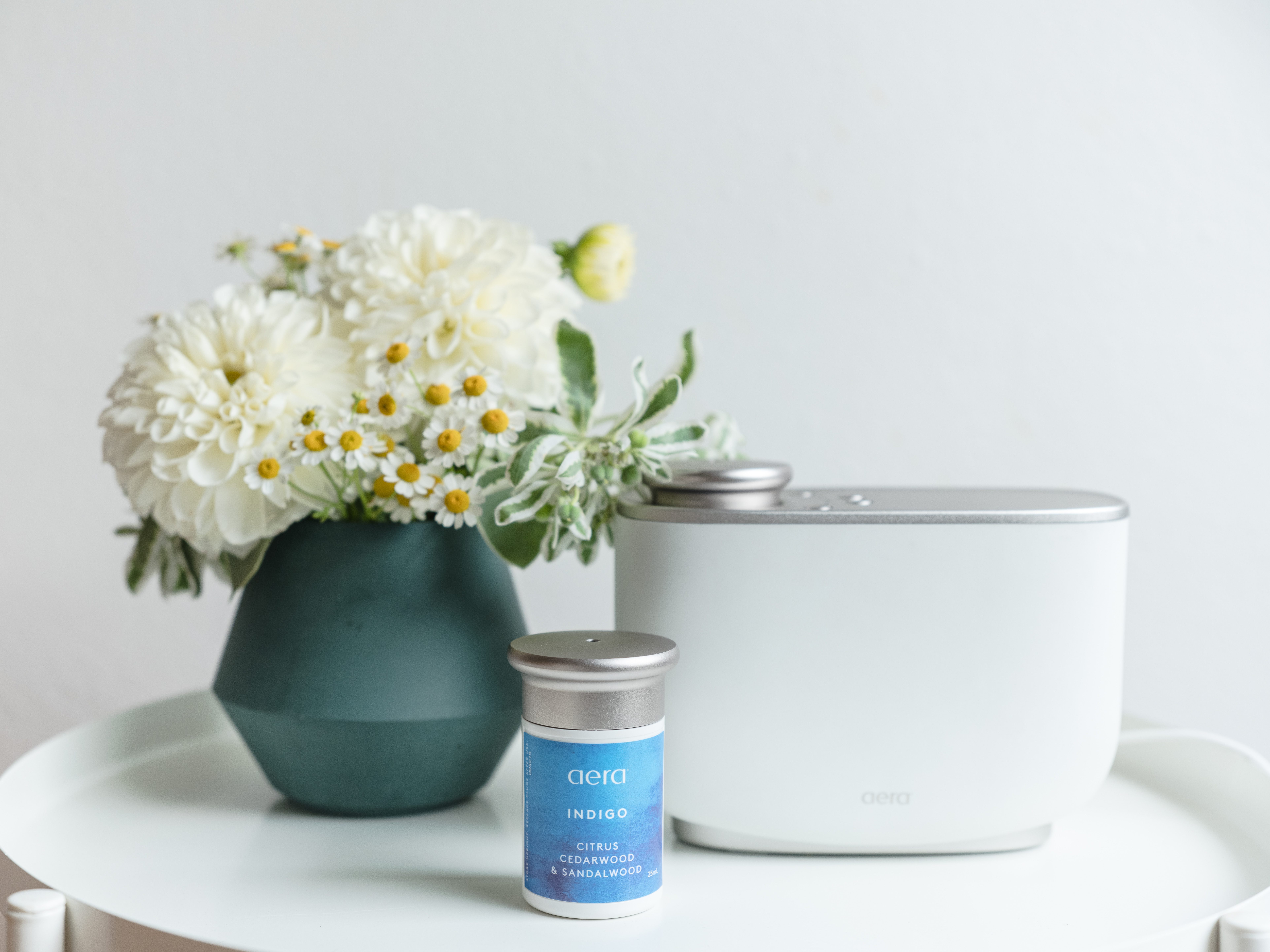 AERA mit Blumen neben dem Ger&auml;t