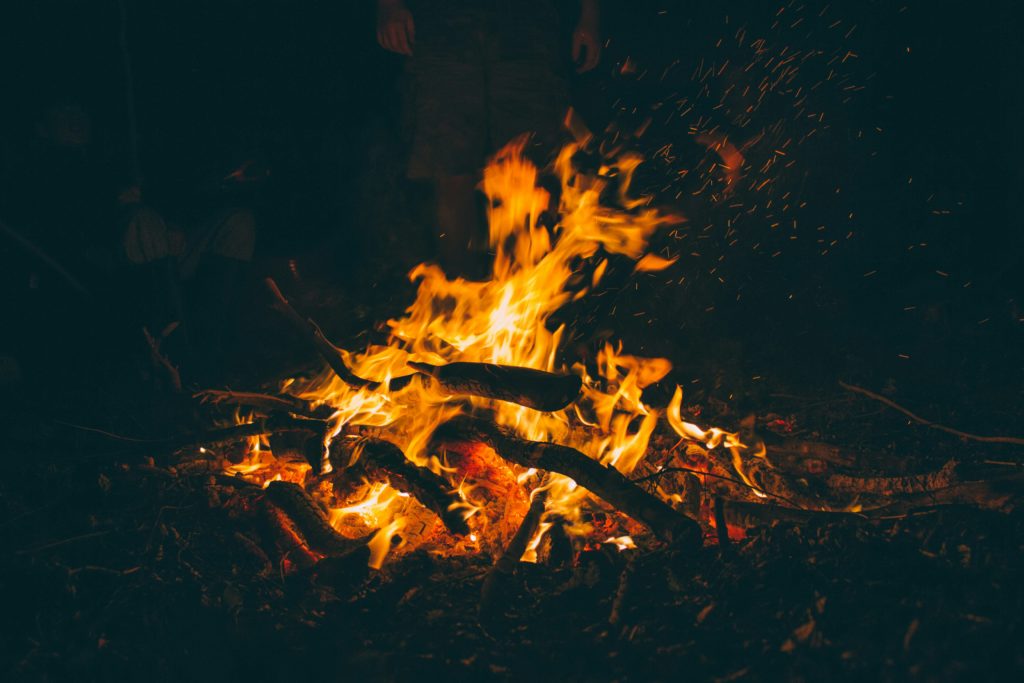 Zwischenbild Ein Lagerfeuer brennt in dunkler Nacht.