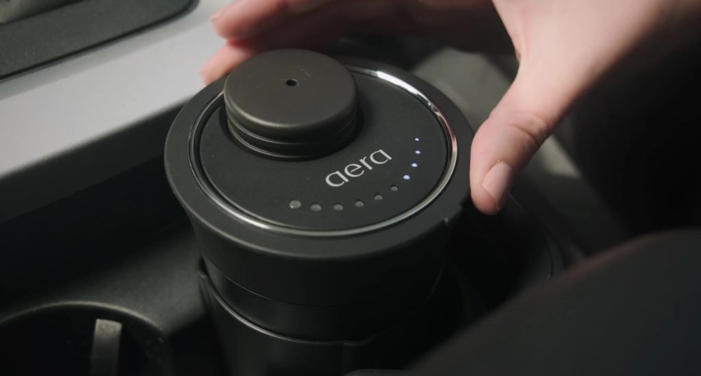 Der Aera Go Autoduft im Getränkehalter