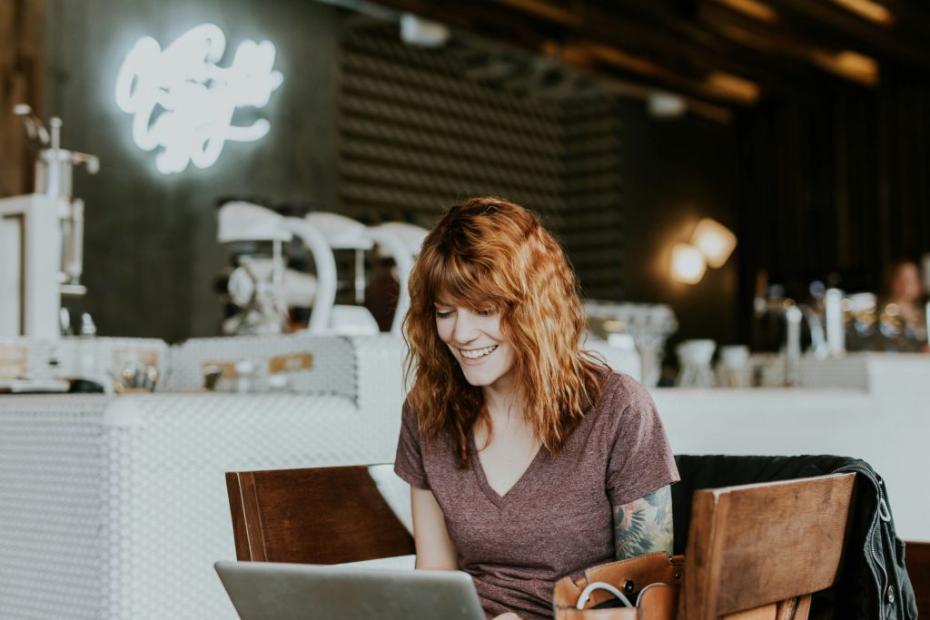 brooke-cagle-WHWYBmtn3_0-unsplash Eine Person, die gute Stimmung zu hause beim Arbeiten hat, weil es gut duftet.