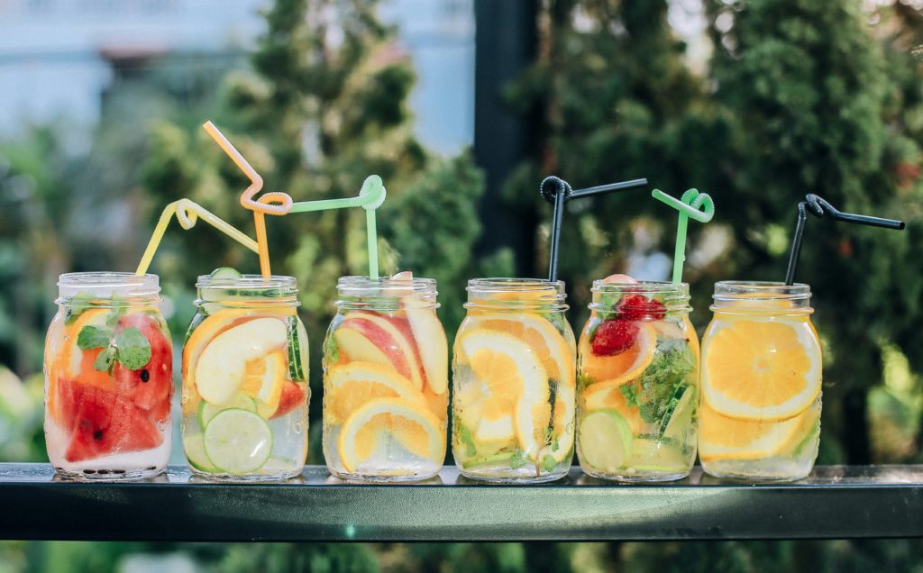 Sommerparty mit bunten Cocktailgl&auml;sern und Fr&uuml;chten darin. Gut f&uuml;r Sp&auml;tsommerd&uuml;fte