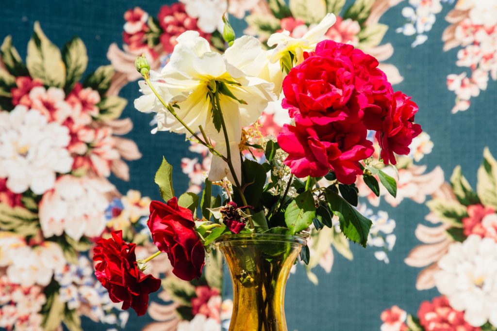Florale Tapete als Sommerdeko in deinem Zuhause